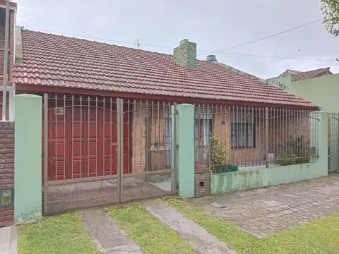 VENTA CASA 4 AMBIENTES COCHERA PARQUE EL GAUCHO