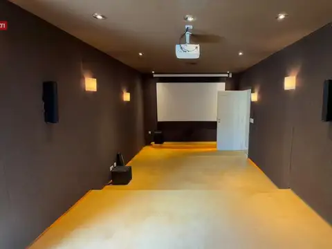 Casa en Venta con 4 cocheras