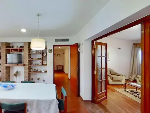 Casa en Esquina de 3 Dormitorios -  210 m2 Cub - Lote de 311 m2  - Tolosa - La Plata