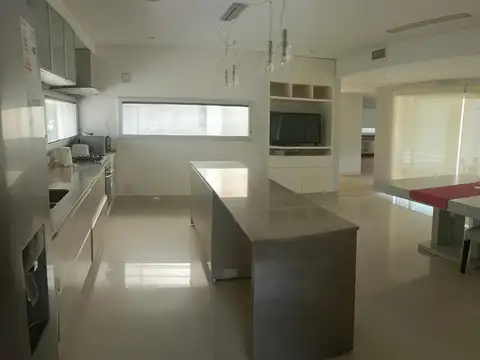 Casa en Alquiler en Abril Club De Campo, USD 3.000