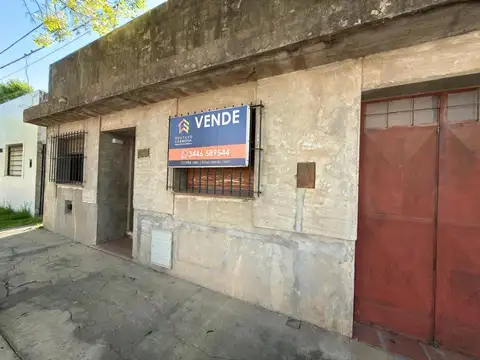 CASA EN VENTA CON AMPLIO PATIO Y GALPON