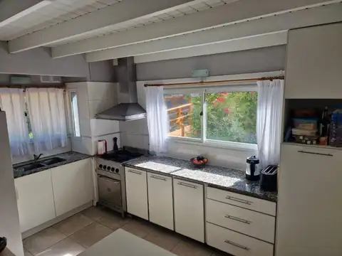 Casa 4 ambientes con 2 baños
