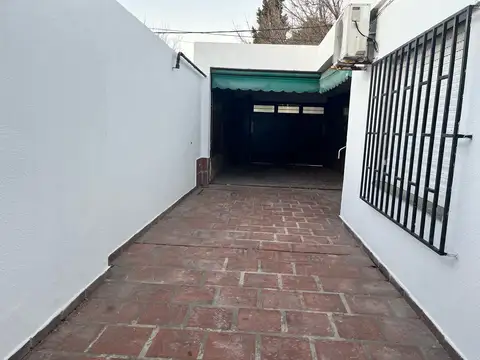 Casa en Alquiler con 2 cocheras