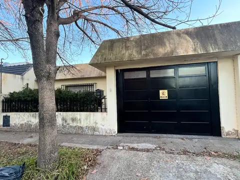 Casa 3 Dormitorios al Frente con Cochera Doble y Parrillero - Mendoza 6100 Rosario