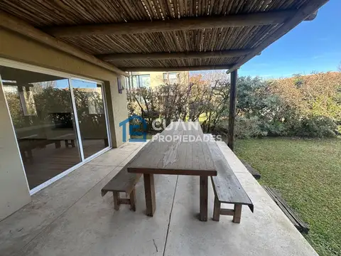 Casa 5 ambientes con 4 baños