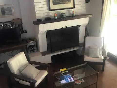 CASA EN CARILO CON HERMOSO PARQUE