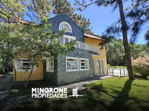 Casa en venta en Carilo, Montero 530