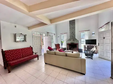 Casa en venta en Carilo, Montero 530