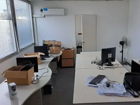 Oficina 10 ambientes con 5 baños
