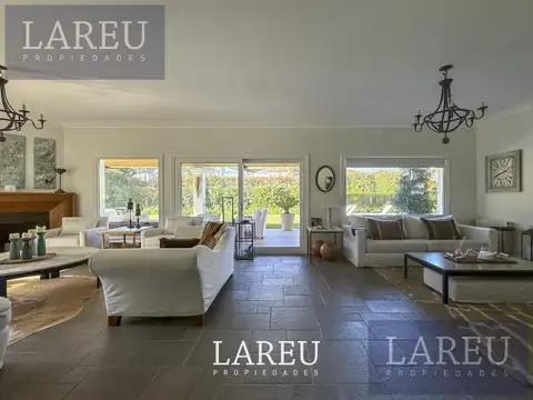 Casa 8 ambientes con 5 baños