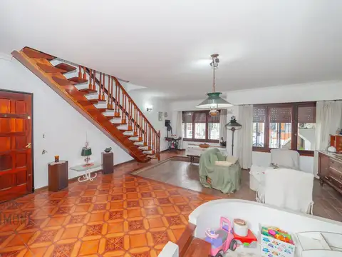Casa en Venta con 2 cocheras