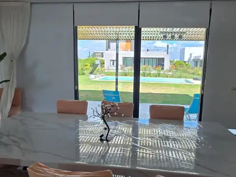 Casa 4 ambientes con 3 baños