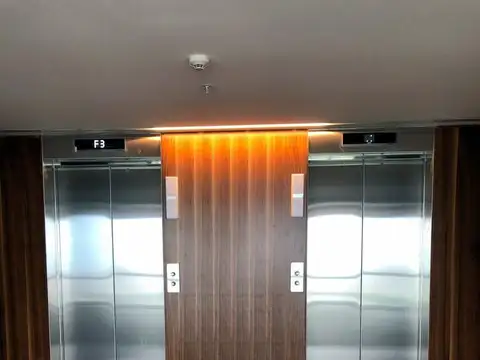 Oficina en Alquiler con 4 cocheras