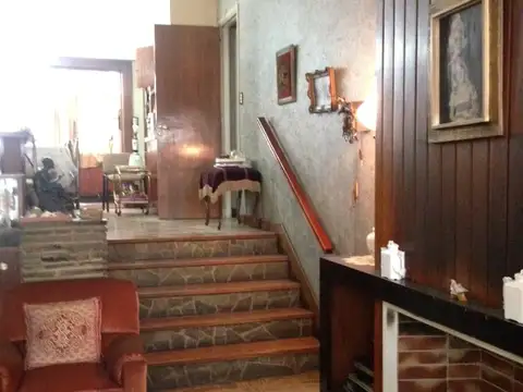 Casa 7 ambientes con 2 baños