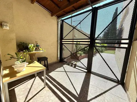 Dos casas + Local frente a Colegio