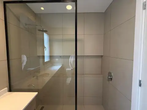 Casa en Alquiler con 2 cocheras