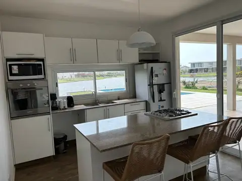 Casa en Alquiler con 1 cochera