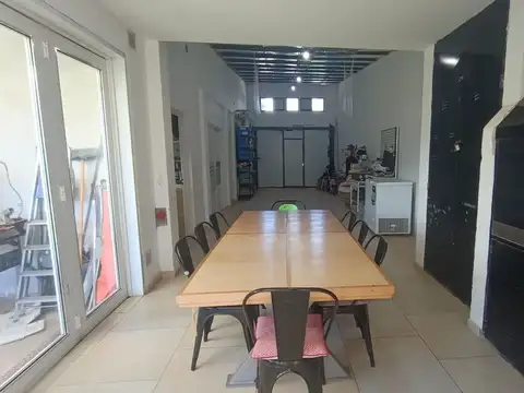 Casa 9 ambientes con 4 baños