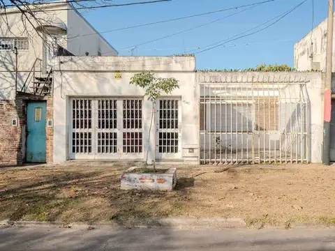 CASA EN VENTA 2DORMITORIOS COCHERA JARDIN ZONA SUR