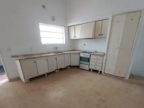 Casa 6 ambientes con 2 baños