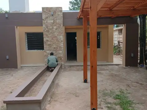 VENDO CASA A ESTRENAR BARRIO LA ALBORADA , METROS DEL RIO,PAGOS PESOS O DOLARES