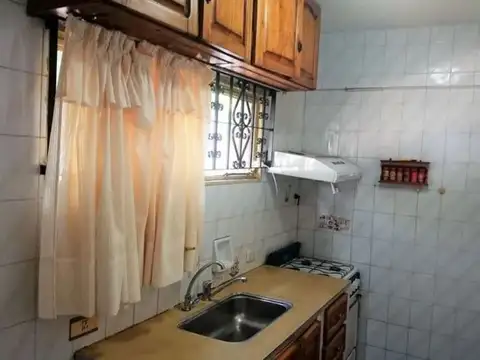 Melvin Jones 1500, Piso  PB