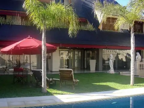 Casa en Venta con 5 cocheras