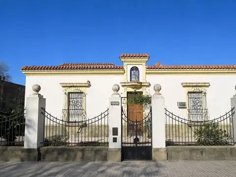 CASA A LA VENTA BARRIO MATHEU