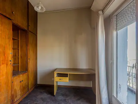 Departamento 4 ambientes con balcón en el centro de moron
