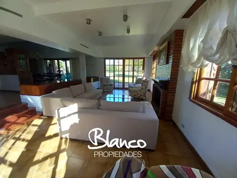 Casa en Alquiler con 2 cocheras