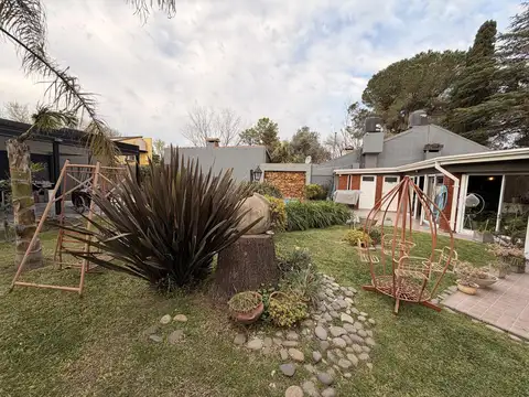 Casa en Venta con 2 cocheras