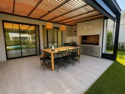 Casa Chalet  en Venta en San Ramón, Pilar del Este, Pilar