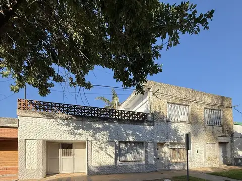 CASA CON LOCAL COMERCIAL