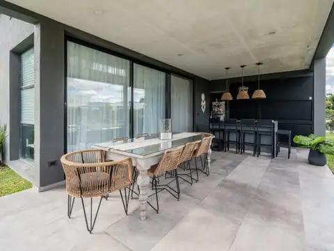 Casa en Venta con 3 cocheras