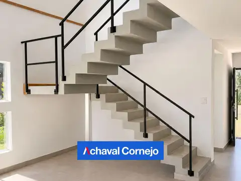 Casa en Venta con 3 cocheras