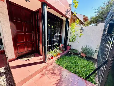VENTA Casa Triplex Haedo Norte Barrio Guemes