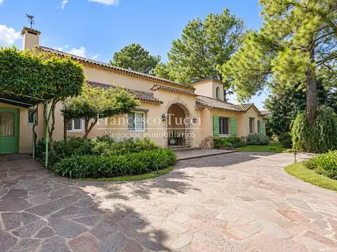 Casa en venta 7 ambientes con pileta y jardín San Diego C.C
