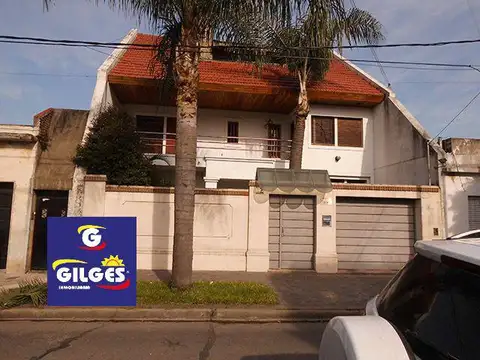 Venta de Chalet 6 Amb. en Ramos Mejia - Excelente Estado con Fdo libre con Quincho y pileta