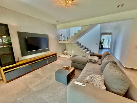 Casa 5 ambientes con 4 baños