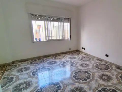 Depto Tipo Casa en Alquiler en Bernal, $ 500.000
