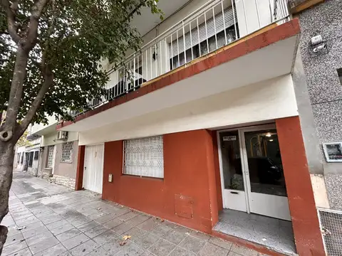 Departamento 3 ambientes con balcon al frente primer piso por escalera