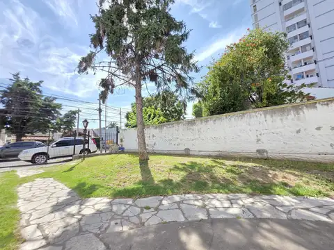 Casa en Venta en Villa Ballester - Lote Propio - Tres Ambientes con acceso a varios autos.