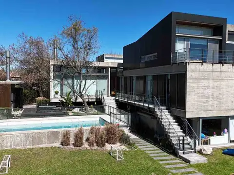 Venta casa al agua, diseño único, estilo Moderno