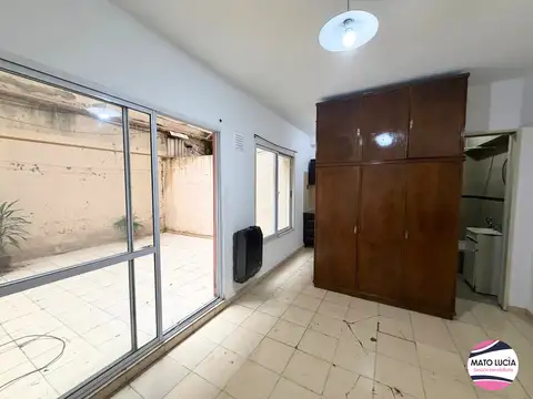 Monoambiente con patio - PLANTA BAJA - Edificio con SUM, LAUNDRY y PARRILLA