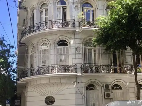 Peña al 2400. Entre Larrea y Av. Pueyrredon