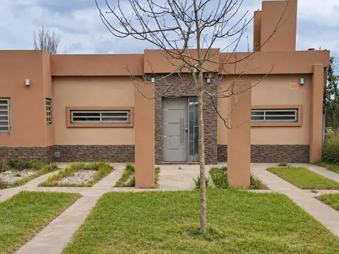 VENTA CASA DOS DORMITORIOS-PILETA-FUNES, SANTA FE