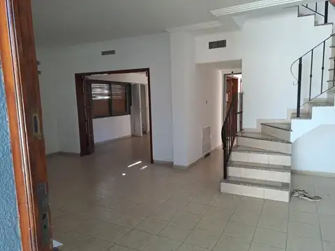 Casa en Alquiler con 1 cochera