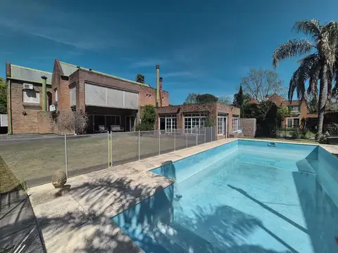 Casa en venta con pileta y jardín