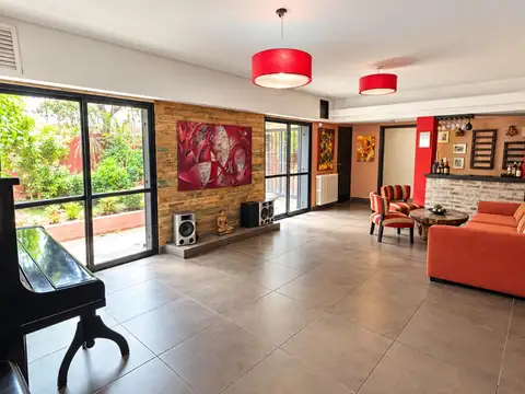 Casa en Venta con 2 cocheras