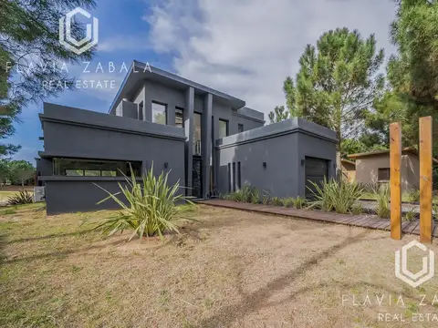 Casa cinco ambientes con salida al golf Costa Esmeralda Golf II